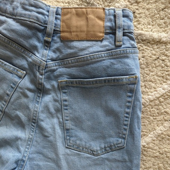 H&M Divided Women's 4 High waisted "Mom" Jeans Tapered Straight Leg Light Wash - Picture 8 of 8
